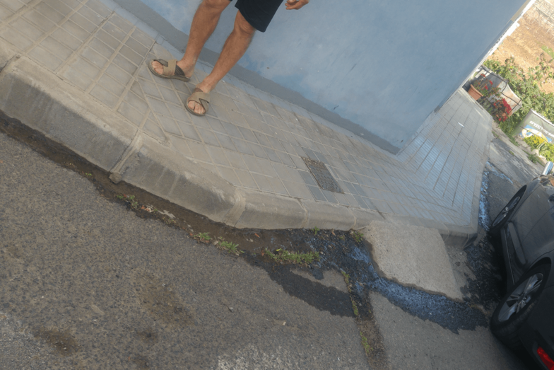 Además del olor, de la cloaca emanan líquidos (Foto TA)